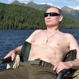 1ago2017   o presidente russo vladimir putin toma banho de sol durante suas ferias na regiao de tuva siberia 1502286210102 300x300 - O patrimônio incalculável de quem não aparece no Ranking entre os mais ricos